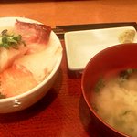 魚松 - 海鮮丼ミニ　500円　かなりちっちゃな海鮮丼です♪