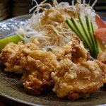 Kappouizakayakaju - 「鶏のから揚げ」500円（定番メニュー）外は「さっくり・・・」中は「ジューシー・・・」 どこかの・・キャッチコピーみたいですが・・（笑）鶏肉は国産です。2011.10.20「割烹居酒屋かじゅのブログ」