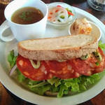 トンボ カフェ - サラミのサンドイッチ