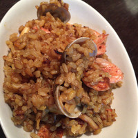 バル デ エスパーニャ ムイ 名古屋ミッドランド店 - パエリアは人数分に取り分けてくれます