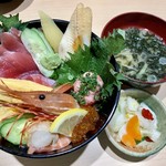 Shiogamasakabatasei - これが、「海鮮丼」のセットになります♫