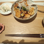 Yutori No Kuukan - 白身魚と野菜の黒酢あんかけ　お味噌汁、サラダ、漬物つきミャ