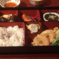 四季の蔵 右近 本店 - 松花堂弁当
                    天ぷら、炊き合わせ、焼き塩鮭、もずく酢、漬け物