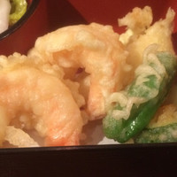 四季の蔵 右近 本店 - メインの天ぷら
                    海老x2、ししとう、ズッキーニ、薩摩芋、茄子
                    海老は丸まってて家庭の天ぷらのよう