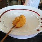 Rikyuu - 揚げたて串をカウンター上のお皿に置いてくれます
