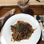 ペルグラーノ - タスマニアビーフのボロネーゼ、バゲット（ハチミツ）、ウーロン茶