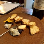 アンティカ トラットリア クロノ - ミモレット
      ブルーチーズ
      カマンベール
      シャルドネで洗ったウォッシュチーズ
      ↑ これめちゃめちゃ美味しかったです