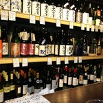 元町愛知屋 - カウンター内の日本酒