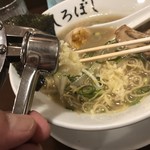 麺や白ぼし - 絞るニンニク