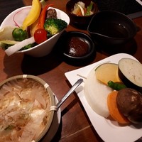 飛騨牛一頭家 馬喰一代 岐阜神田 - ざる豆腐＋野菜盛＋サラダ