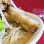 ラーメン二郎 - 豚の厚み