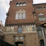 1902 Cafe Modernista - サン・パウ病院の向かって左手のカフェへ