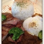 フラットバー - 日替りランチ。グリルチキンとポーチドエッグのおうちカレー。ほんのりビールの味わい。うんうん、うめえ！
      (2011.11)