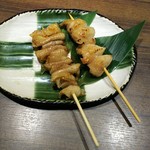 三間堂 - 串焼き (ぼんじり、皮)