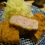 とんかつ七井戸 - 黒豚上ロースかつ　分厚いやん！　僅かにピンクでナカナカの色具合　脂身と赤身のバランスもオイラ好みだﾆｬ！　艶もあって美味しそう♥　薄色の衣は密着してるね