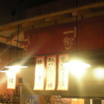 一歩 - カウンターの頭上にはブリキの屋根、屋内だけど外の屋台で飲んでいる雰囲気を味わえますよ～