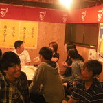 一歩 - 週末の店内の様子です。ワイワイガヤガヤの大衆酒場の雰囲気が売りです。