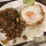 タイ料理 タァナムタイ - カオグラパオ