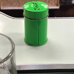 鯉とうなぎのまるます家 - 鮮やかな山椒の容器