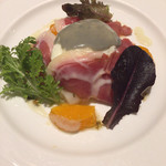 マッシュルーム - ホワイトアスパラガスと北海道赤石さんの原木生ハム 紅花卵のポーチドエッグ添え ゴルゴンゾーラソース