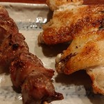 酉や 喜兵衛 - 左・砂ずり、右・手羽先塩。