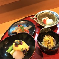 日本料理 尾前 - 右前：黄ニラと紅ズワイ蟹のお浸し　右奥：広島キングトマトの胡麻クリーム掛け　左前：岡山県産タイラギ貝のヌタ　左奥：千葉県産稚鮎の南蛮漬け