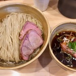 迂直 - 鰹昆布出汁特製醤油つけ麺大盛1,180円。