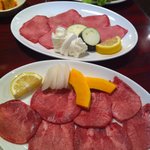 明秀苑 - 手前が上塩タン（1200円）奥が特上タン（1700円）