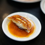 栄華楼 - この色、見て！タレが激ウマ