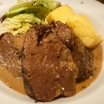 カメリア シネンシス - 蝦夷鹿モモ肉の煮込み ヴァッレ・ダオスタ風 1600円(税別) 外腿の弾力、内腿のくちどけ、贅沢にも自然を食す。複雑な味わいソース。ポレンタの淡く豊かな味わいもソースにもマッチ。ワイン合いますね。
      