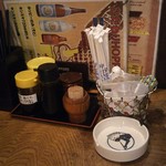 武州うどんあかねandみどりダイニング - 調味料御一行様&ザラハイ……(*_*)