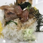 せきの - アジ丼の刺身はプリっプリで歯ごたえがあります。