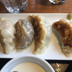 恵比寿餃子 大豊記 - 左から 海鮮、牛、元祖恵比寿餃子、マグロとアボカド