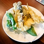 レストランイペア - 天ぷらてんこ盛り（いか、まいたけ、わかさぎ、ししとう）