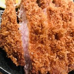 とんかつ檍 - お肉のアップ。ほんのりとピンク色。