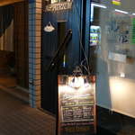 バー アトリウムギンザ - ガス灯通りから並木通りへ抜ける、ビルの谷間の路地に潜む