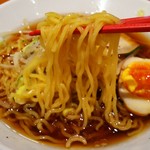 王記厨房 - 醤油ラーメンの麺持ち上げ