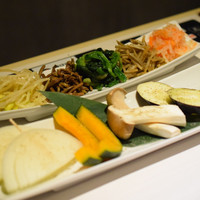 黒毛和牛焼肉きっしゃん 北新地店 - 野菜焼きとナムル盛り合わせ