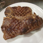 サラマンジェ ド ヨシノ - 何と今日のメインはTボーンステーキ、手前がサーロイン、奥がテンダーロイン（フィレ肉）になります