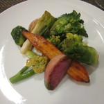 サラマンジェ ド ヨシノ - 付け合わせ野菜がたっぷり乗った取り皿、贅沢～