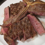 サラマンジェ ド ヨシノ - ステーキは切り分けでいただきました。もの凄いボリュームです・・