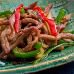 Stir-fried shredded beef and peppers