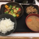 吉野家 - ベジ牛丼定食（椀は豚汁）