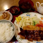 うえむら - とんかつ定食(900円)