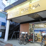 自転車ピット&カフェ フォルトゥーナ - ぱっと見は自転車屋さんで中に入ると自転車の展示コーナーの他に整備スペースがあり、奥にカフェがある。
自転車の方は11-19時営業だけど、カフェは11-16時までの営業みたい。
