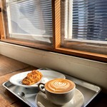 MOONDOGG espresso roasters - 窓際のカウンター席