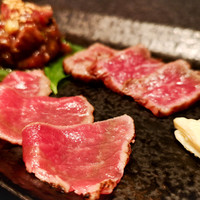 味鉄 東京赤坂店 - 突き出しの肩ユッケ、ウチヒラのタタキ、マクラ