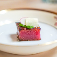 リストランテ ラ・バリック トウキョウ - 固めた紫大根、 紫大根の葉のソース、 ラディッシュ、 パルミジャーノ