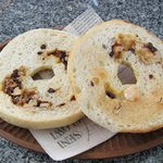 天然酵母・パン工房 みなみ風 - キャラメル、ナッツ、カレンズのベーグル