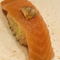 すし岩瀬 - 季節ですねぇ、北斗（松前）の桜鱒。乗っかっているのは皮の炙り